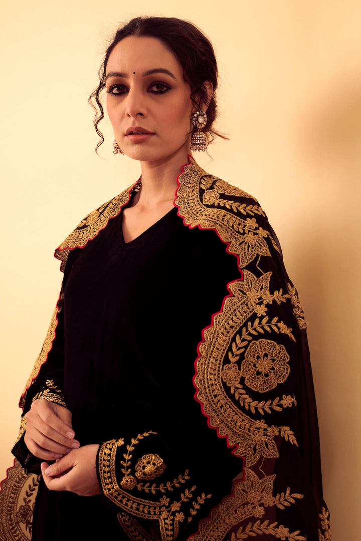 Naveli Black Zari Embroidered Kurta with Organza dupatta